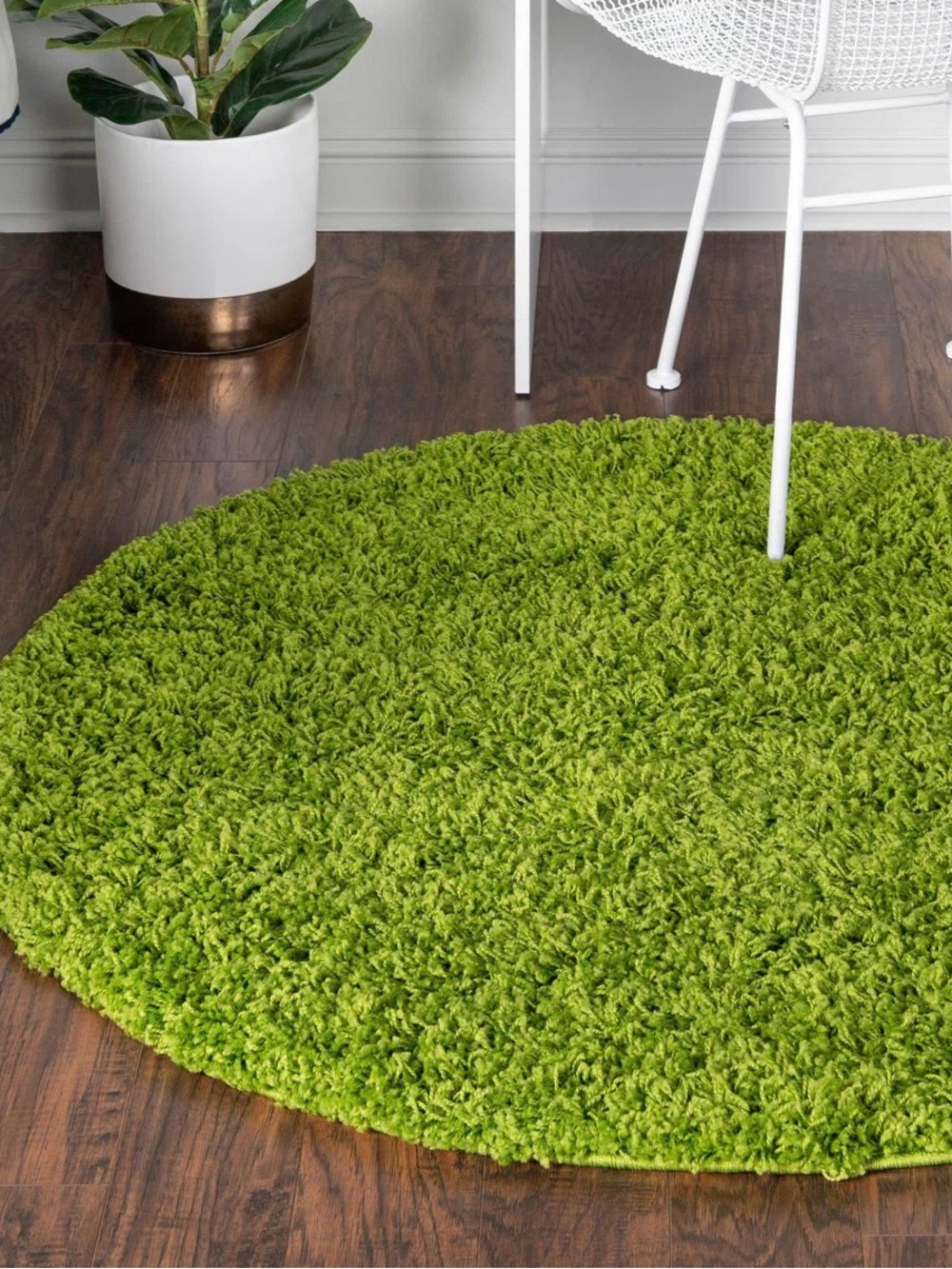 LIKE NEW Wayfair Green Shag Round Area Rug (“grass like look”)